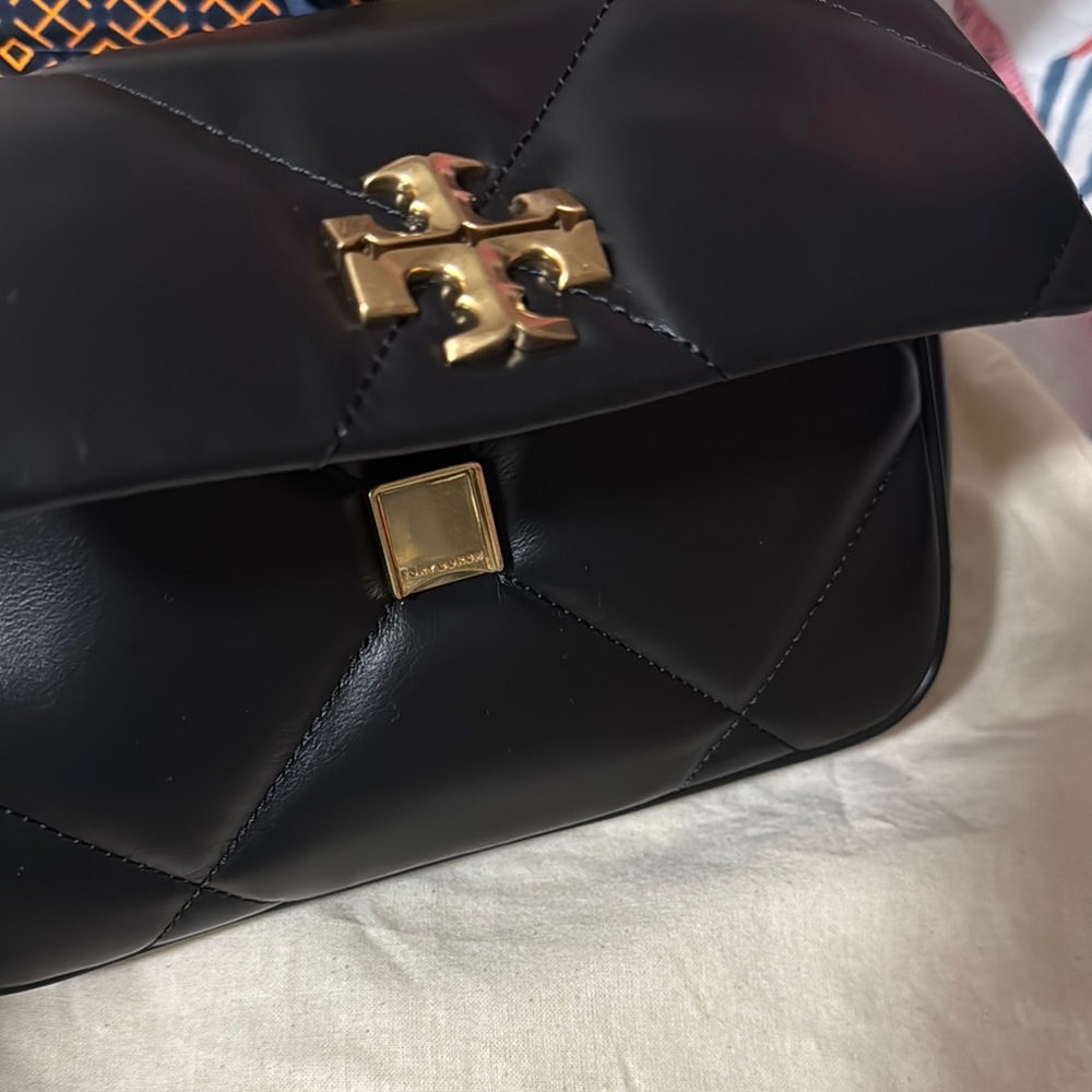 Black and Gold Quilted Shoulder Bag with Structured Design - Picture 4 of 9